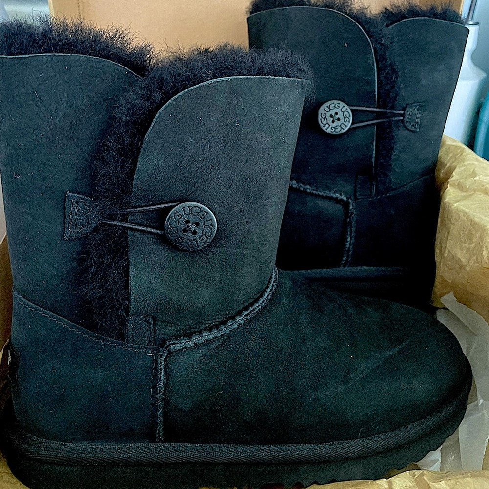 Authentic BNWT, Never Worn K Bailey Button II Ugg Boots in Black, Girls Sz 4